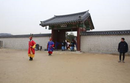 6. The shift soldiers enter(through Hyupsaengmin Gate).