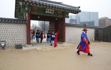 1. The duty soldiers enter(through Hyupsaengmin Gate).