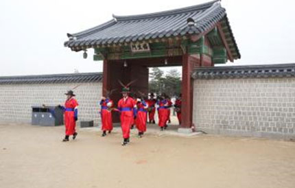 5. Chwitadae (military band) enters(through Hyupsaengmin Gate).