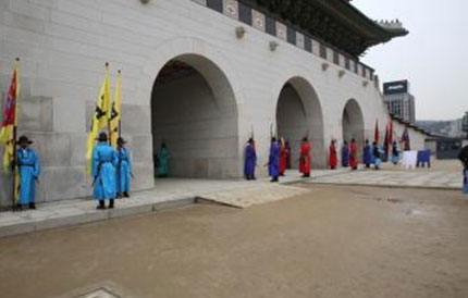 11. The shift soldiers are posted at Gwanghwamun Gate.