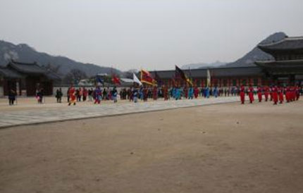 9. The soldiers go to Gwanghwamun Gate for taking turns.